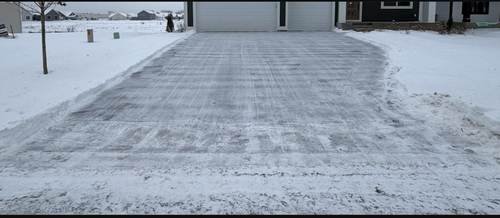 Driveway cleared of snow by Land of 10,000 Lawns